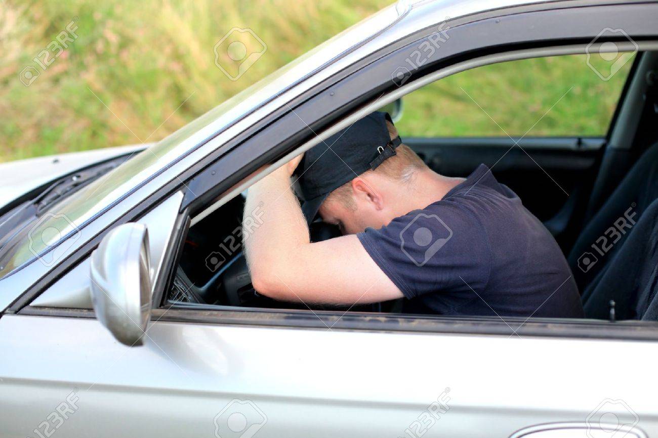 くたびれた男が車の中で眠りに落ちる の写真素材 画像素材 Image