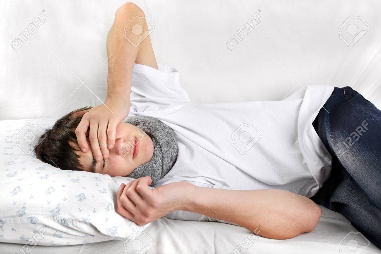 病気の若い男が仰向けになってベッドと感じている頭痛 の写真素材 画像素材 Image 病気の若い男が仰向けになってベッドと感じている頭痛 の写真素材 画像素材 Image