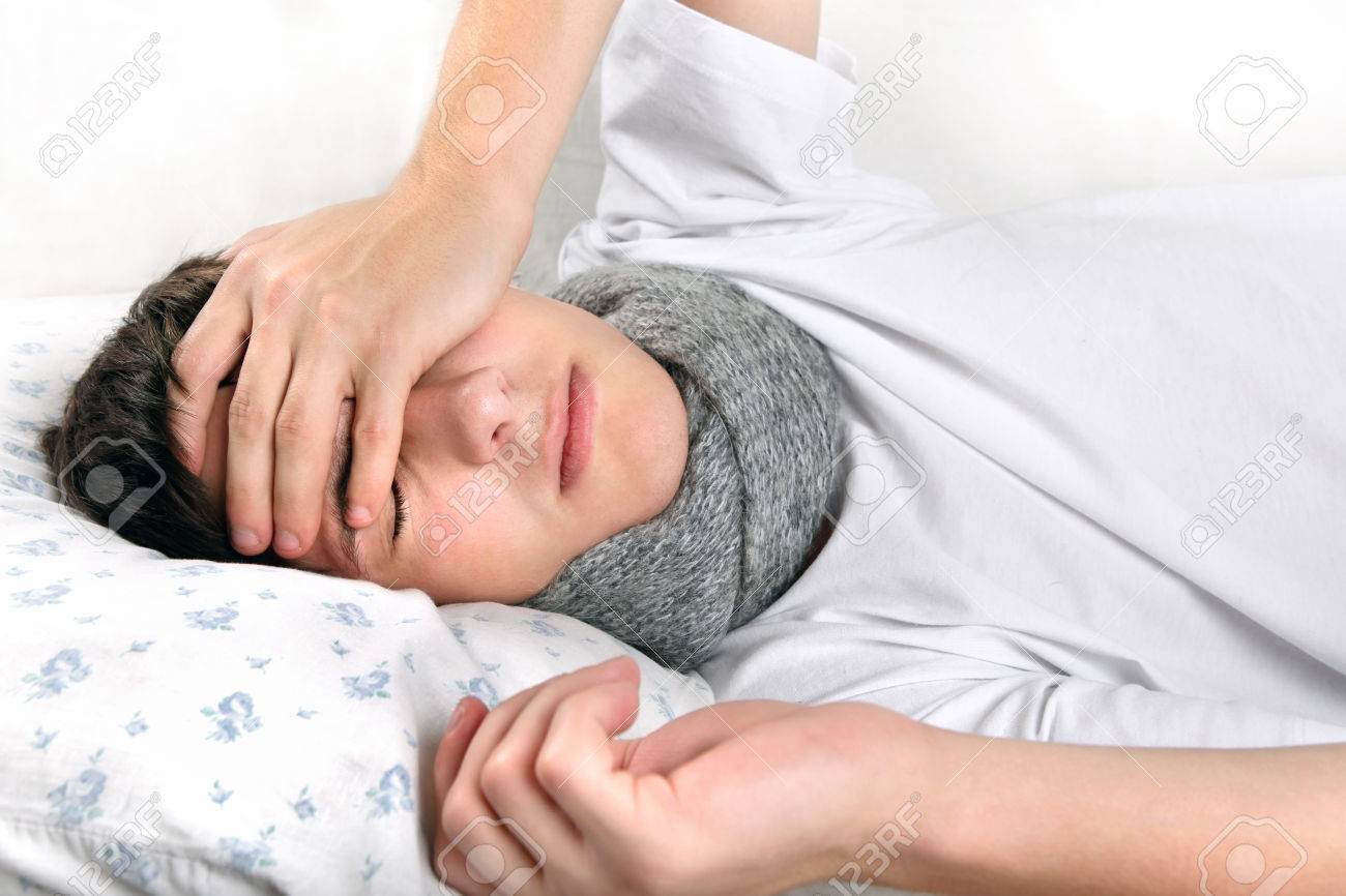 病気の若い男が仰向けになってベッドと感じている頭痛 の写真素材 画像素材 Image 病気の若い男が仰向けになってベッドと感じている頭痛 の写真素材 画像素材 Image