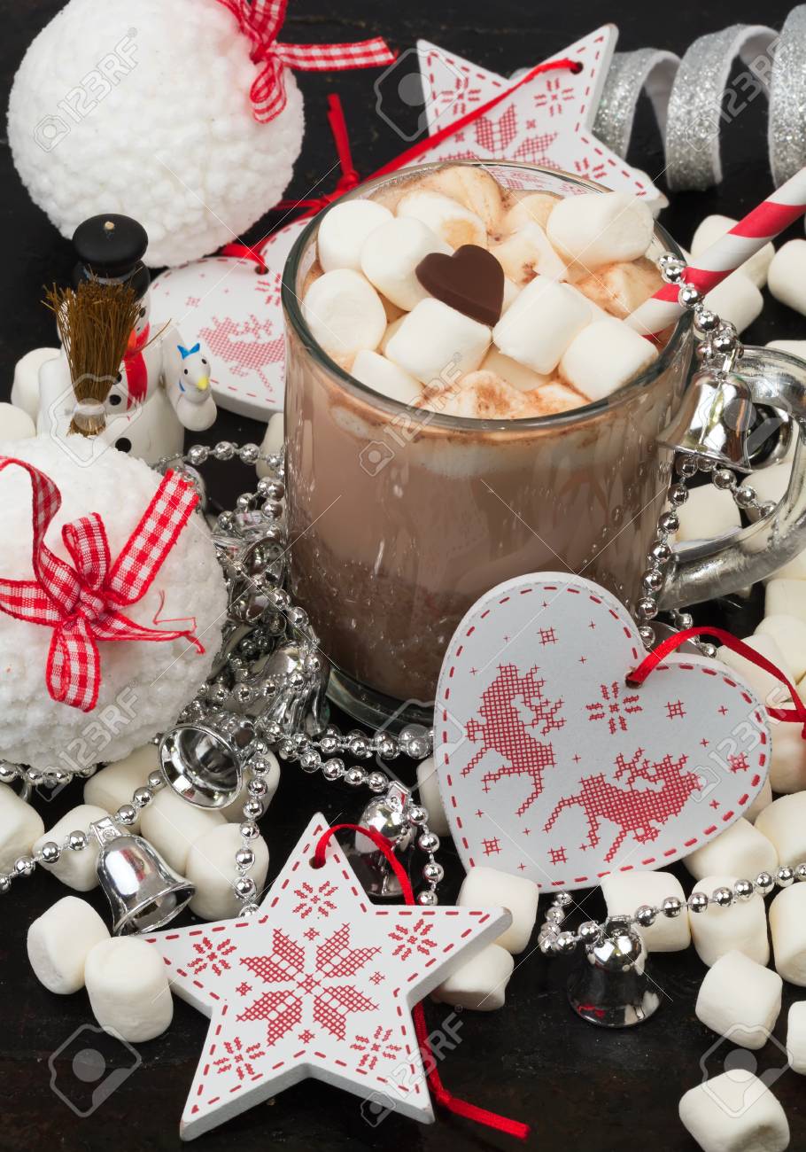 ホット チョコレート マシュマロ ココア ベル愛心冬温かい飲み物ミルク カクテル ストロー ストライプ ソフト選択フォーカス トーン写真 の写真素材 画像素材 Image