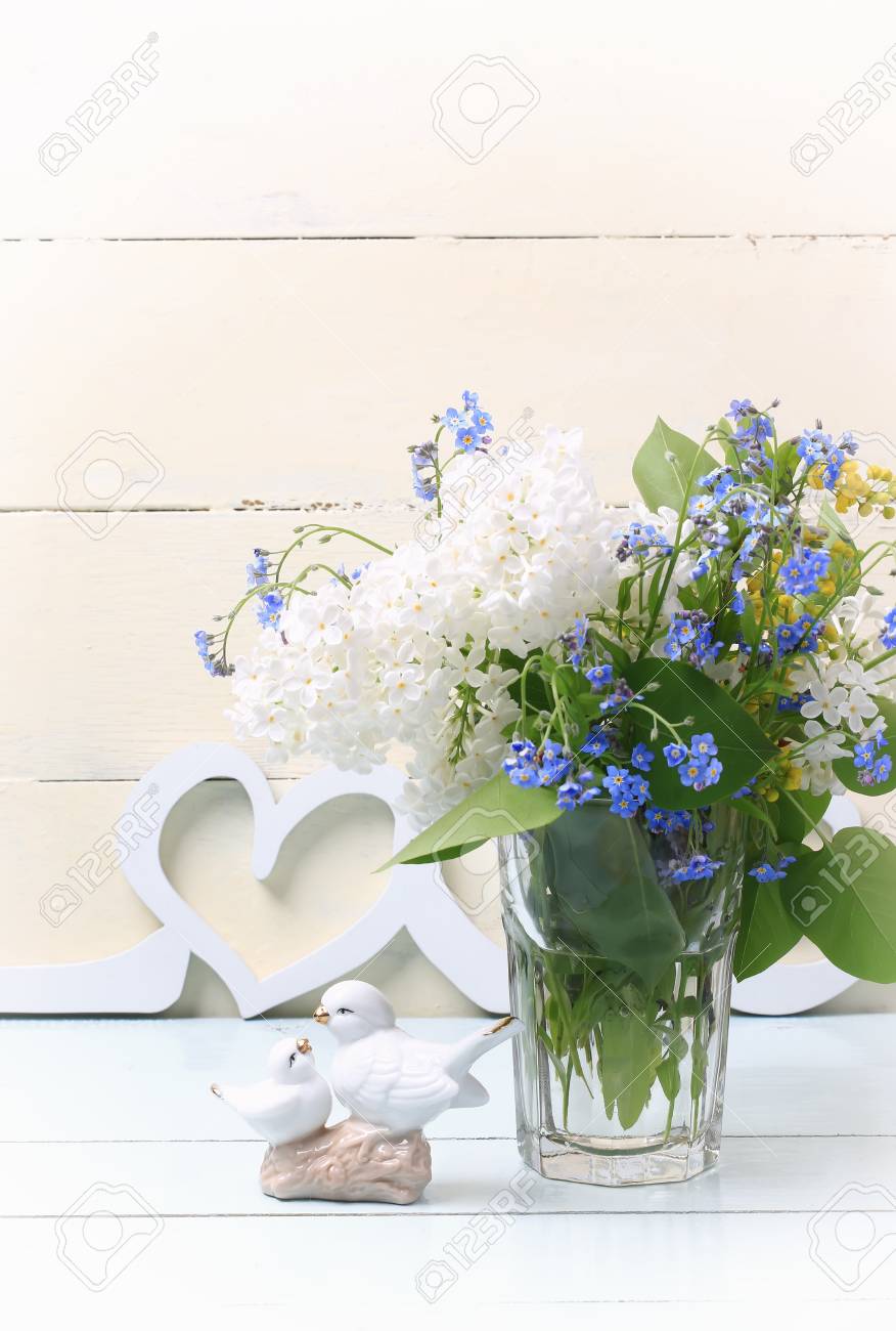 Fond Romantique Deux Pigeon Bouquet De Fleurs De Printemps Fête Des Mères