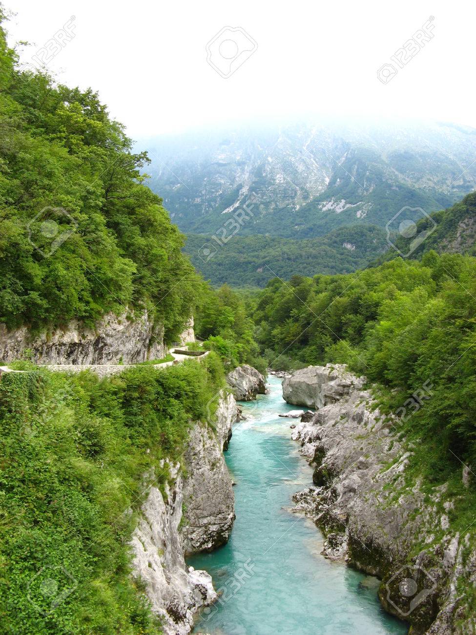 アルプスの野生の川 ソカ イゾンツォ川 の写真素材 画像素材 Image