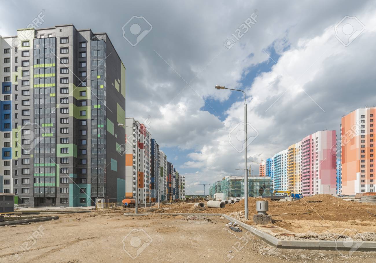 建設モスクワ ロシアの北東の行政区域に新しい近代的な集合住宅 の写真素材 画像素材 Image