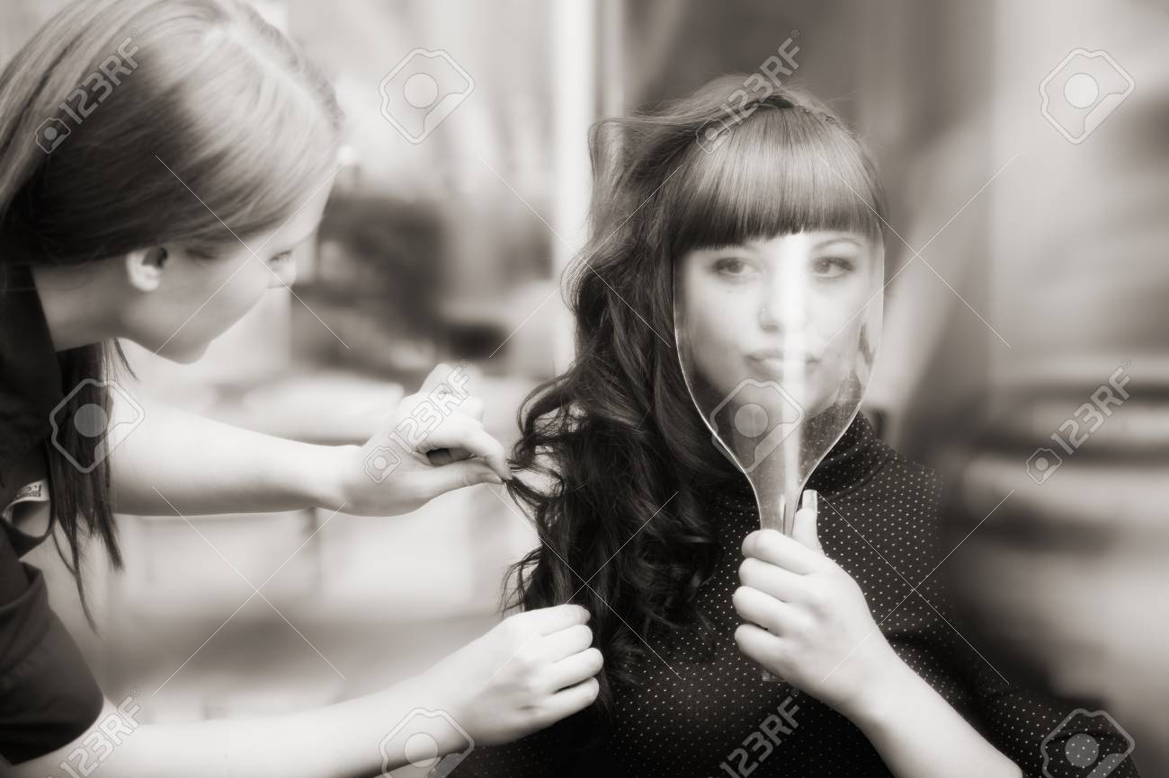 サロンでヘアスタイル美容院を作成します 室内撮影 の写真素材 画像素材 Image