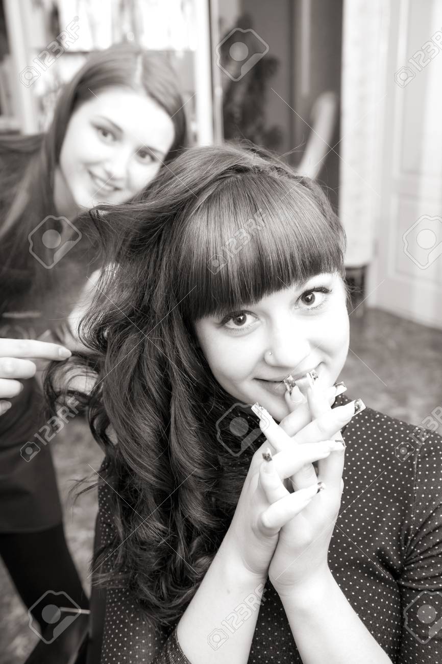 サロンでヘアスタイル美容院を作成します 室内撮影 の写真素材 画像素材 Image