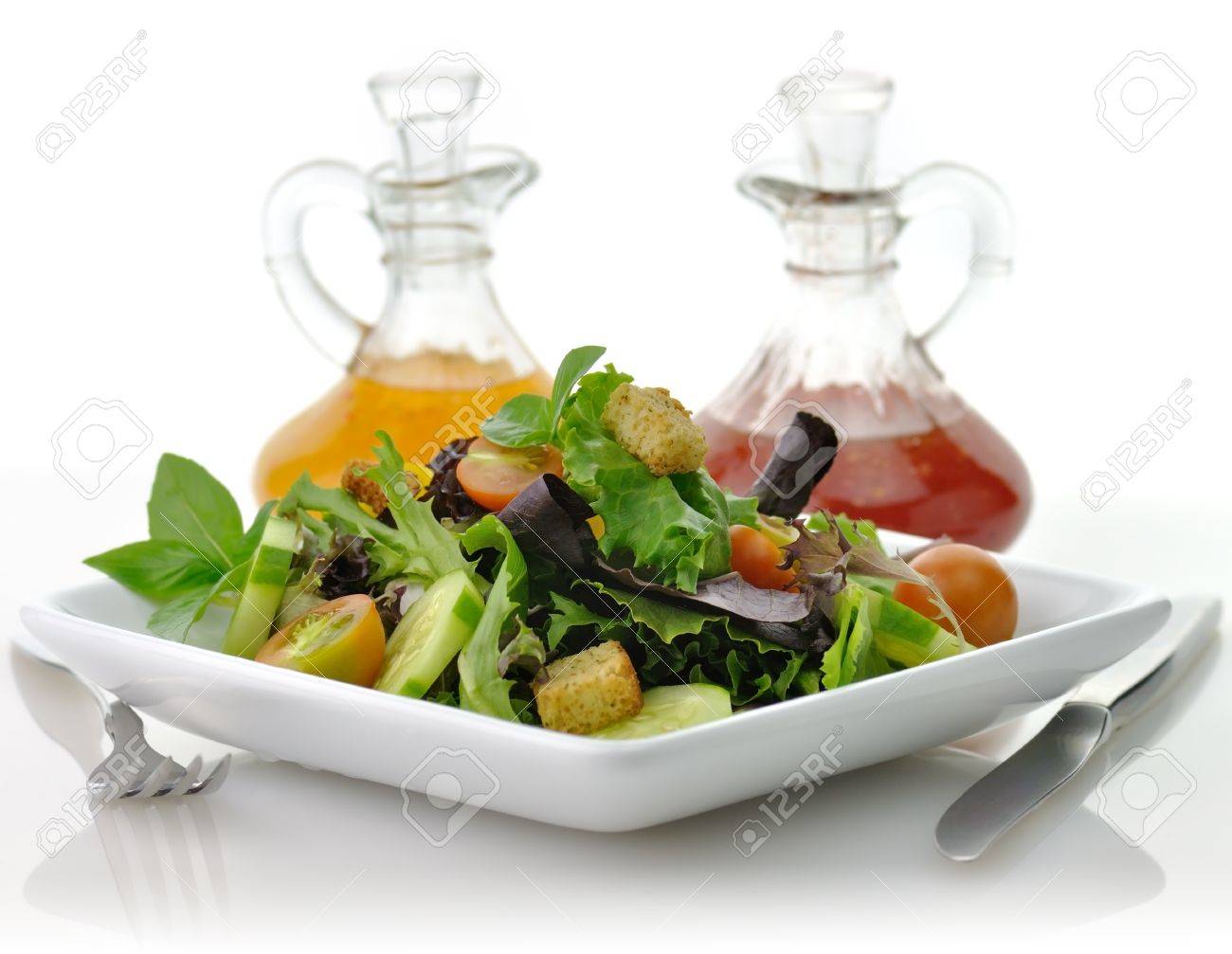 サラダ ドレッシングの白い皿に新鮮な野菜のサラダ の写真素材 画像素材 Image
