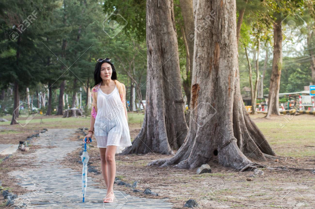 nude-young-asian-girl-beach