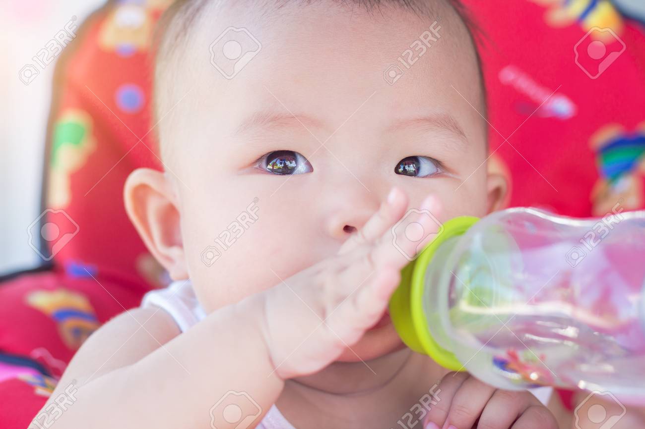 グッズ車飲料水ボトルのかわいい赤ちゃんの肖像画 の写真素材 画像素材 Image