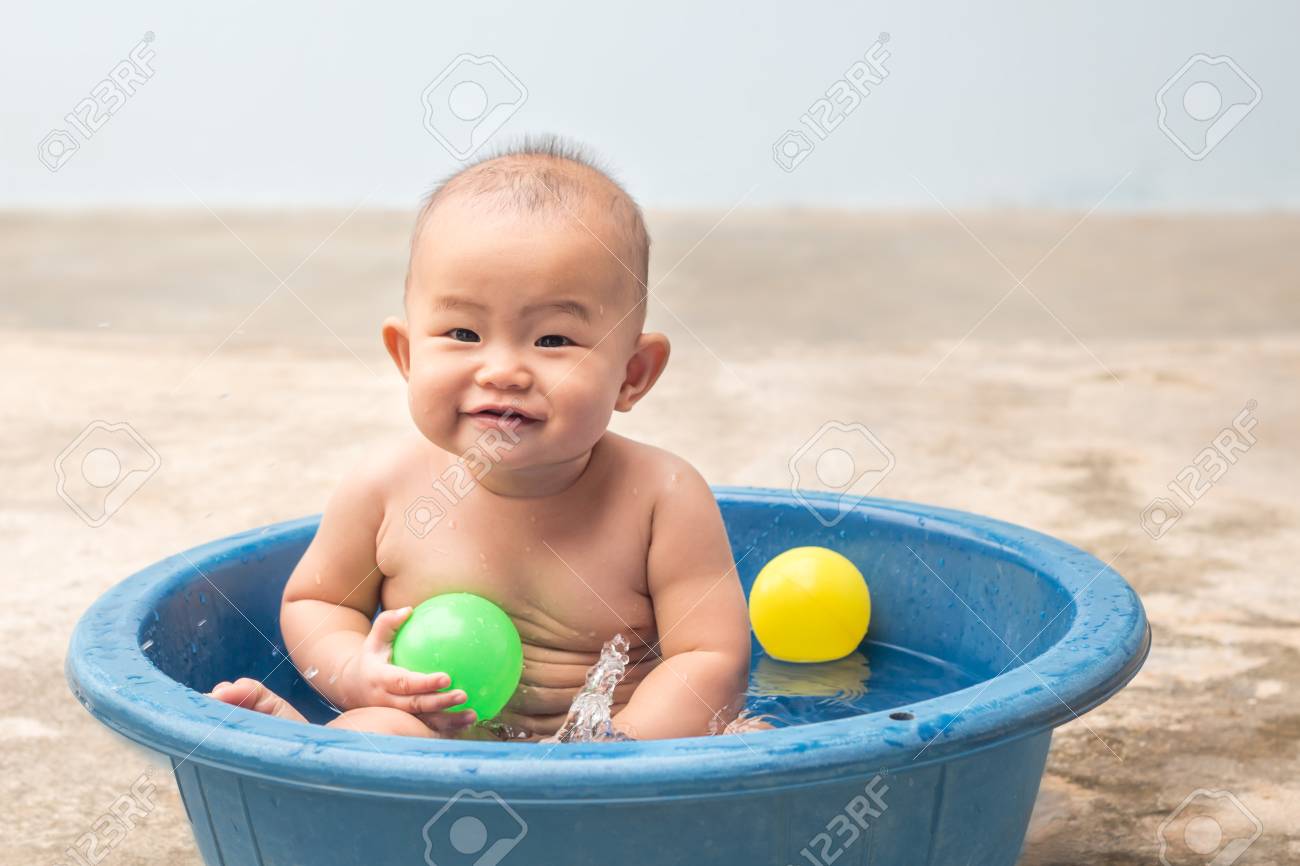 Mignon Nouveau Ne Bebe Jouer A La Balle Dans Le Bassin En Plastique Pendant La Douche Les Enfants Apprennent Banque D Images Et Photos Libres De Droits Image 5491