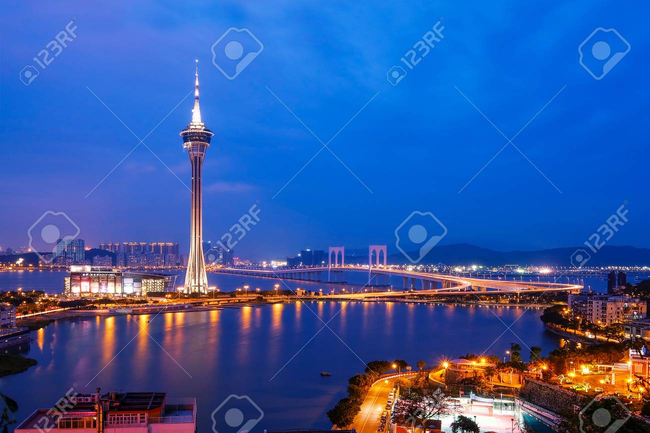 トワイライト タイムのマカオ タワーの夜景 の写真素材 画像素材 Image