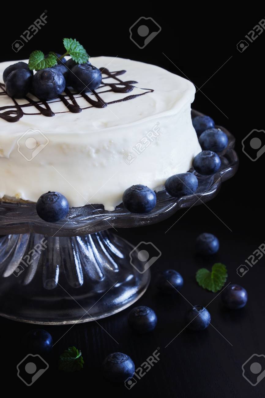 Gateau De Fete Avec Glacage Blanc Et Bleuets Frais Sur Un Fond Sombre Festivals Et Evenements Banque D Images Et Photos Libres De Droits Image 4313