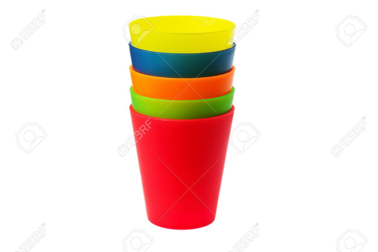 Bunte Plastikbecher Limonade Auf Einem Weißen Hintergrund. Utensilien Für  Ein Picknick Und Reise Lizenzfreie Fotos, Bilder Und Stock Fotografie.  Image 53003618.