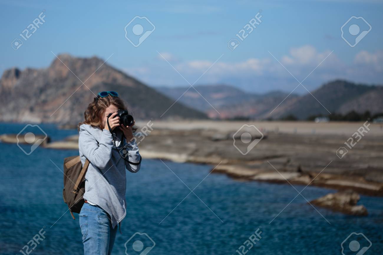 ジーンズ グレー ジャケットと立っていると そのラグーンで有名なトルコの Gazipasha アランヤ ロック リブ ビーチを撮影のバックパックを身に着けている若い女性 の写真素材 画像素材 Image