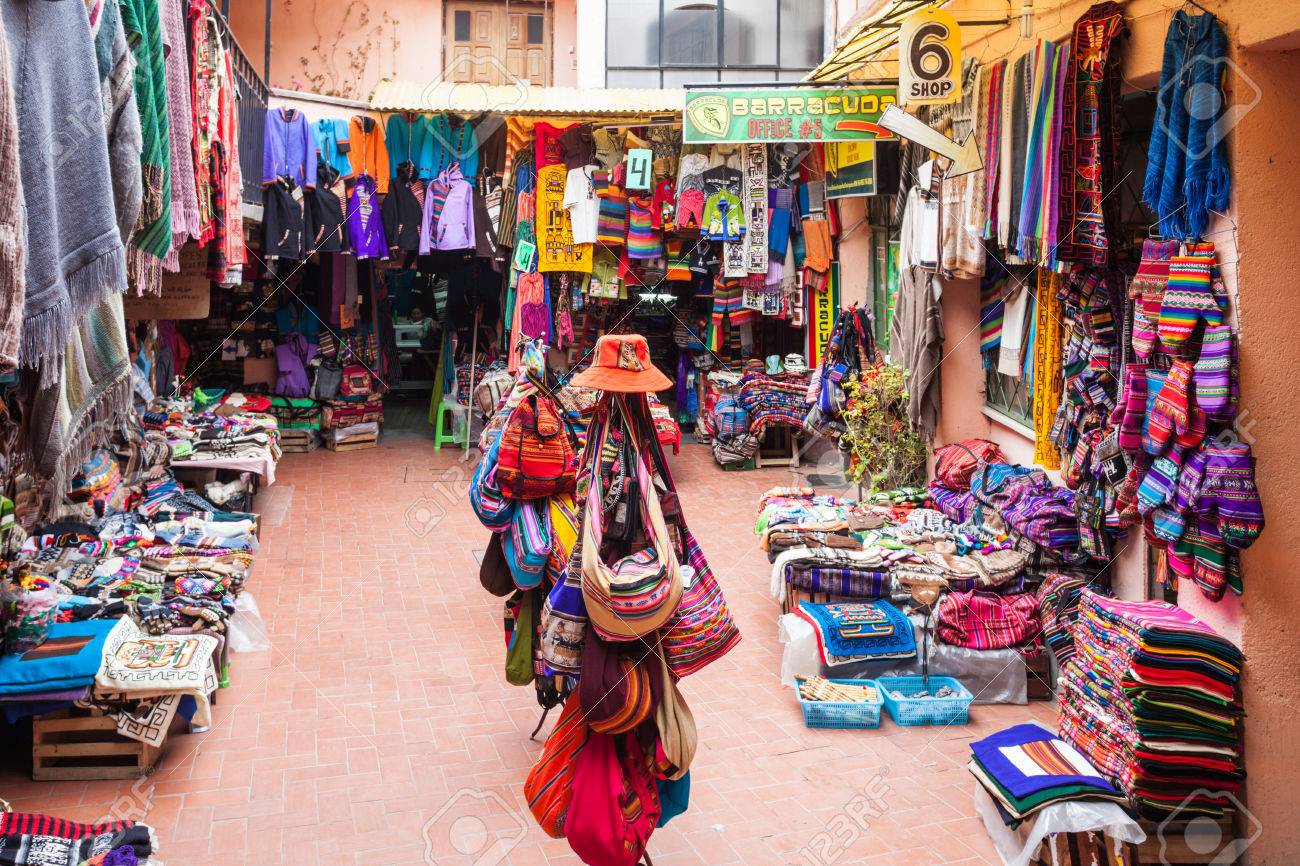 La Paz ボリビア 15 年 5 月 17 日 La Paz ボリビアのサガルナガ通りにお土産観光市場 の写真素材 画像素材 Image