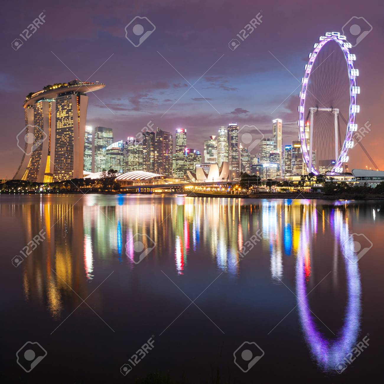 シンガポール 14 年 10 月 16 日 マリーナ ベイ サンズ シンガポール フライヤー 夕暮れの Artscience 博物館 の写真素材 画像素材 Image