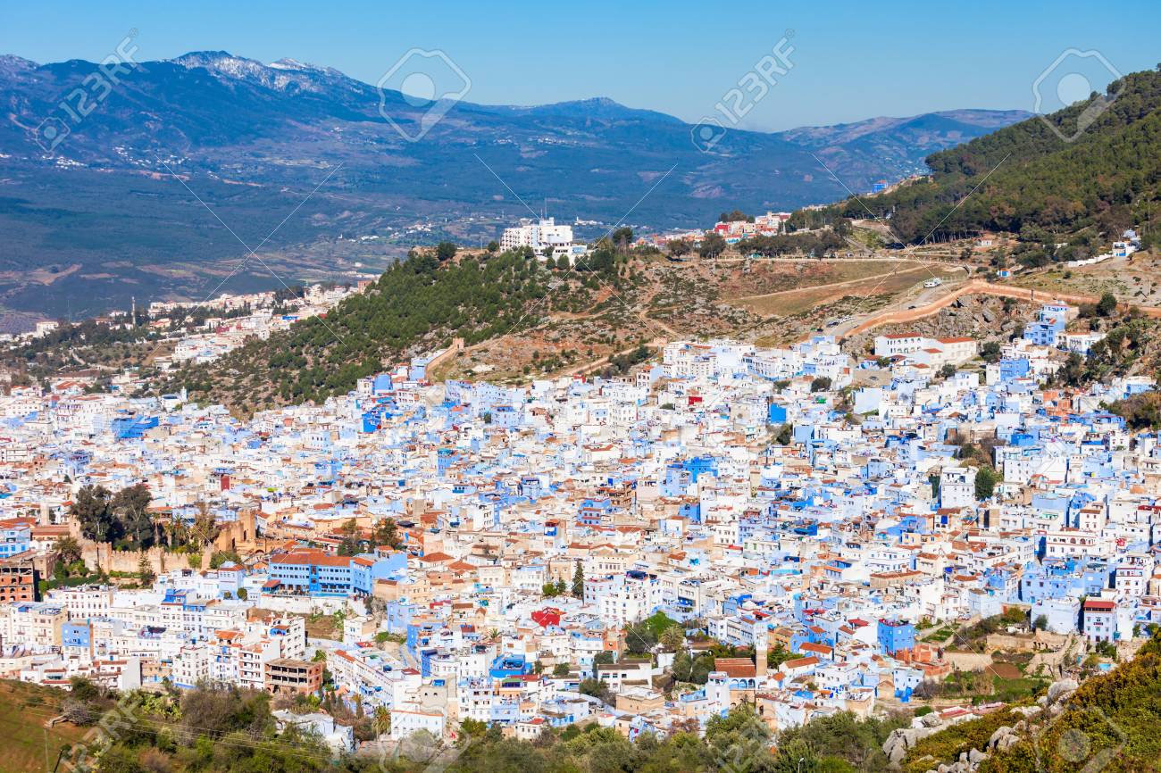 シャウエンとリフ山空中パノラマ ビュー モロッコ シャウエンは北西のモロッコの都市です シャウエンは青の色合いの建物で有名です の写真素材 画像素材 Image