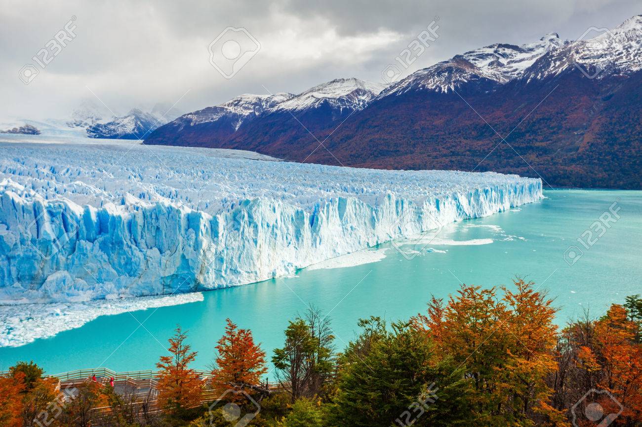 ペリト モレノ氷河はアルゼンチンのサンタクルス州でロス グラシアレス国立公園内にある氷河です アルゼンチンのパタゴニアで最も重要な観光スポットの 1 つ の写真素材 画像素材 Image