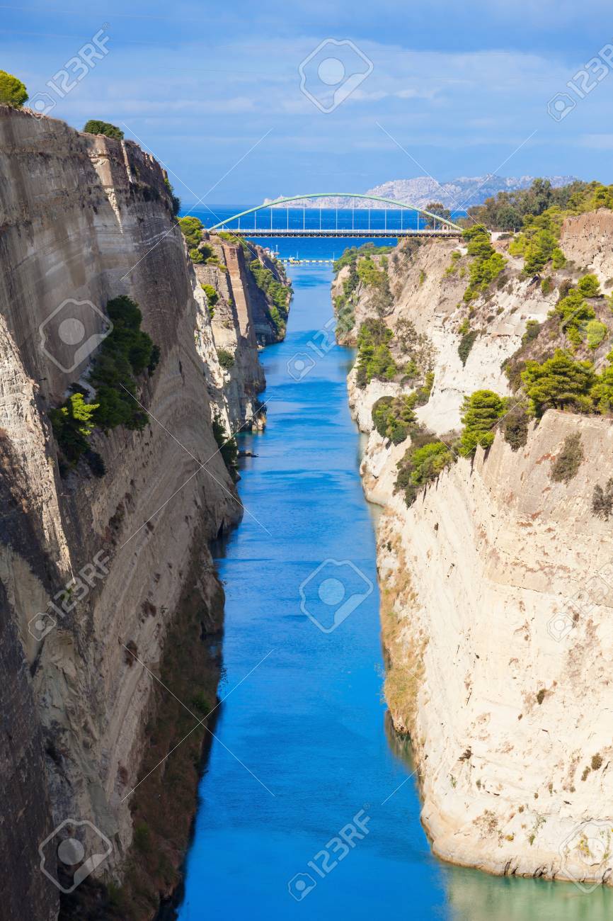 コリントス運河はエーゲ海のサロニコス湾とコリント湾を結ぶ運河です それはコリントス地峡をカットし ギリシャ本土からペロポネソス半島を分離します の写真素材 画像素材 Image