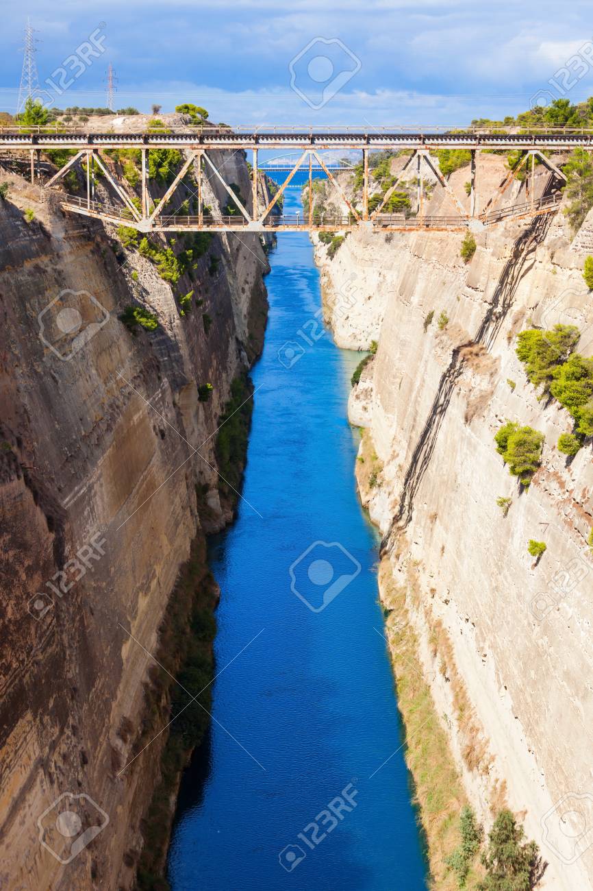 コリントス運河はエーゲ海のサロニコス湾とコリント湾を結ぶ運河です それはコリントス地峡をカットし ギリシャ本土からペロポネソス半島を分離します の写真素材 画像素材 Image
