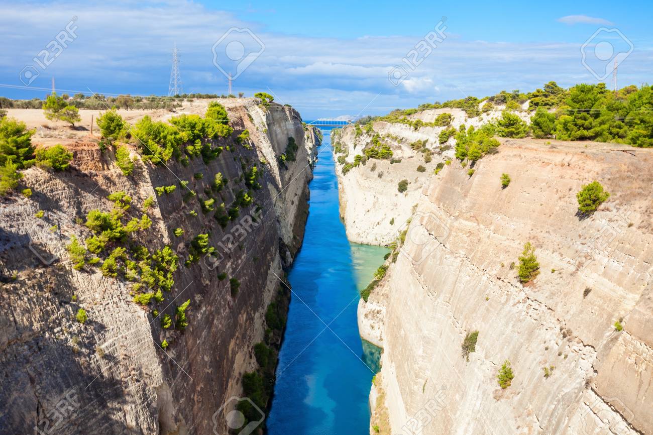 コリントス運河はエーゲ海のサロニコス湾とコリント湾を結ぶ運河です それはコリントス地峡をカットし ギリシャ本土からペロポネソス半島を分離します の写真素材 画像素材 Image