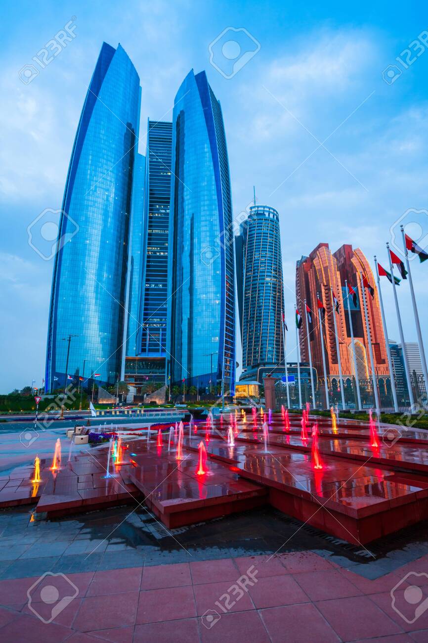 석양의 아부다비 스카이라인. 아부다비는 아랍에미리트(UAE)의 수도이자 두 번째로 큰 도시입니다. 로열티 무료 사진, 그림, 이미지  그리고 스톡포토그래피. Image 129469916