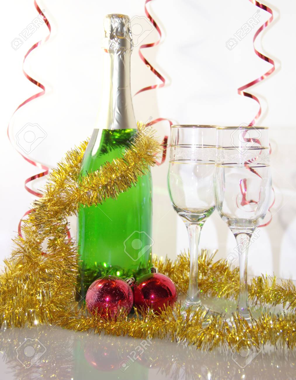 シャンパン ボトルとグラス正月飾りで の写真素材 画像素材 Image シャンパン ボトルとグラス正月飾りで の写真素材 画像素材 Image