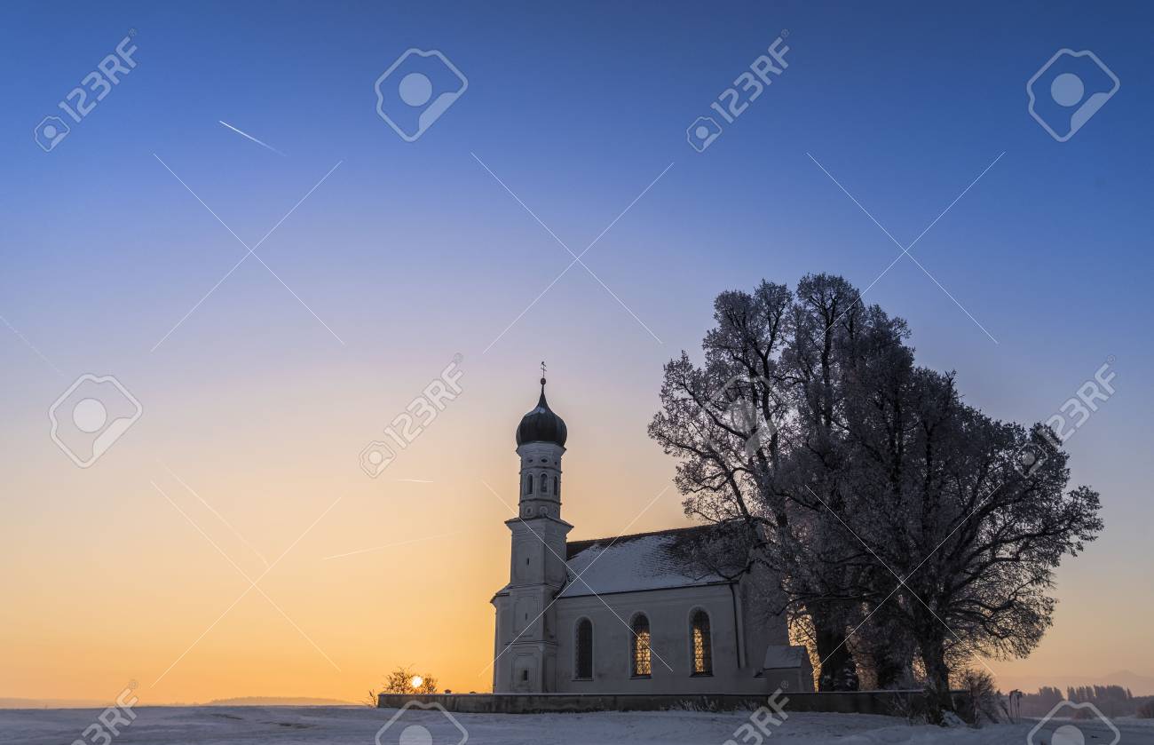 近くの教会 幻想的な冬の自然風景 壁紙冬の日の出 の写真素材 画像素材 Image