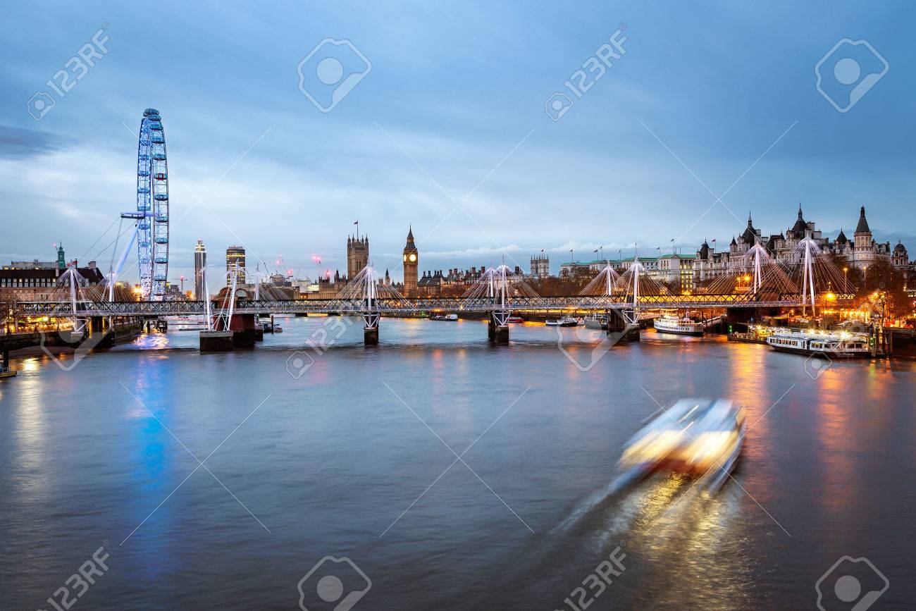 テムズ川のロンドンとロンドン アイのパノラマ風景 の写真素材 画像素材 Image