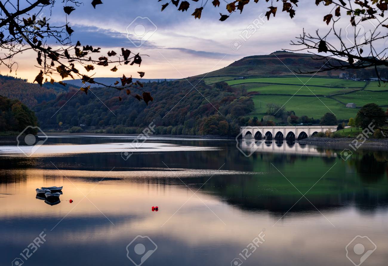 Ladybower 貯水池はピーク地区のダーウェント渓谷の上部の 3 つの最も低い貯水池です の写真素材 画像素材 Image Ladybower 貯水池はピーク地区のダーウェント渓谷の上部の 3 つの最も低い貯水池です の写真素材 画像素材 Image