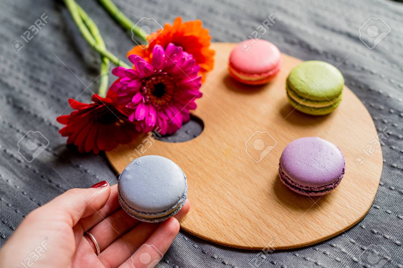 フランスのマカロンと絵画パレット上のカラフルな花 の写真素材 画像素材 Image