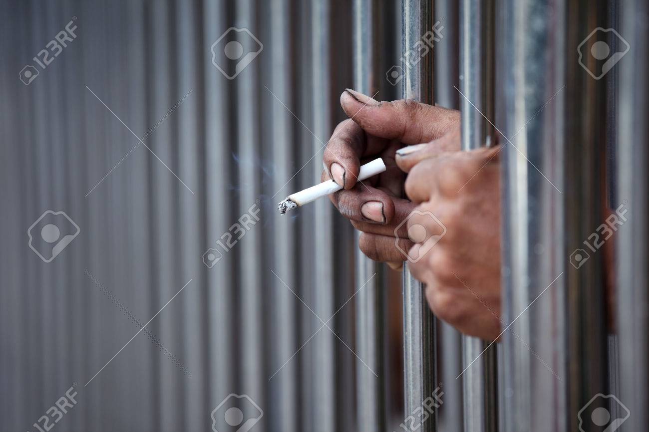 囚人は 刑務所でタバコを吸って の写真素材 画像素材 Image