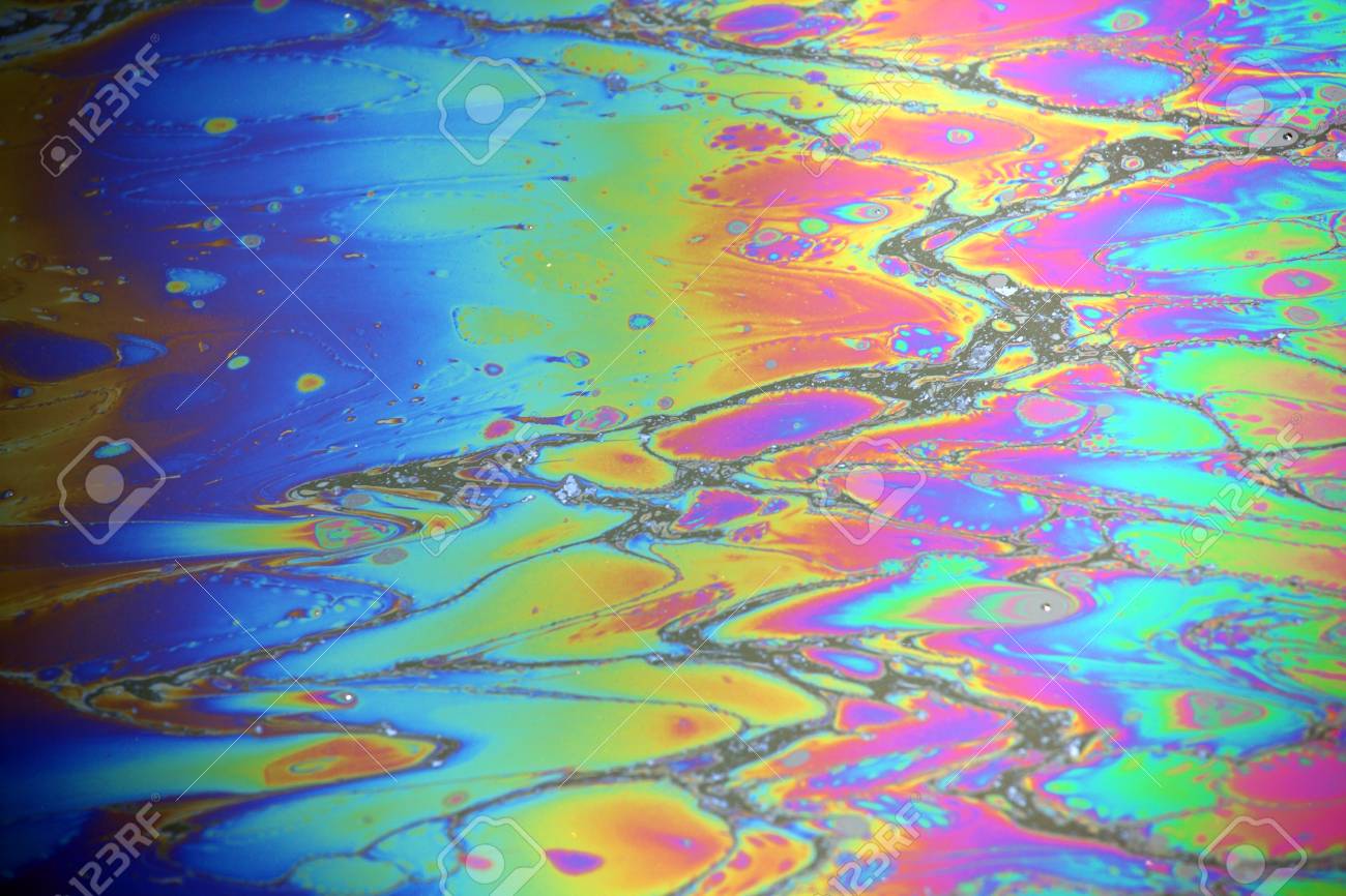 水の背景に抽象的なカラフルな虹油膜 の写真素材 画像素材 Image