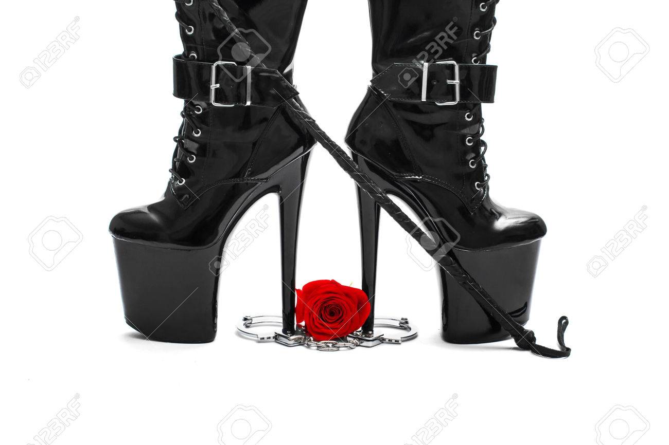 ローズ鞭で高いヒールのブーツと白い背景で隔離の手錠 の写真素材 画像素材 Image