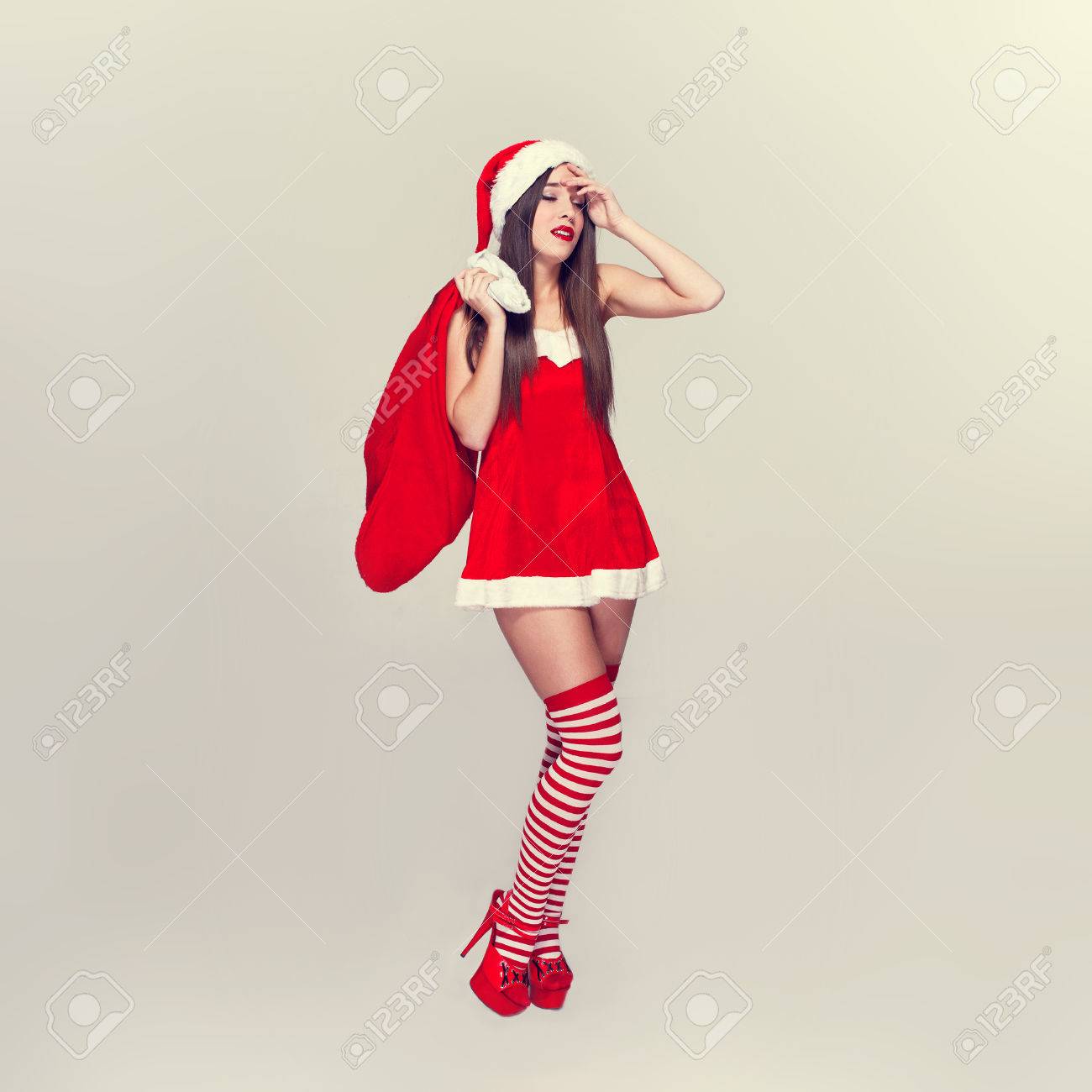 クリスマスの休日のストレス ビンテージ スタイルのサンタ女 の写真素材 画像素材 Image クリスマスの休日のストレス ビンテージ スタイルのサンタ女 の写真素材 画像素材 Image