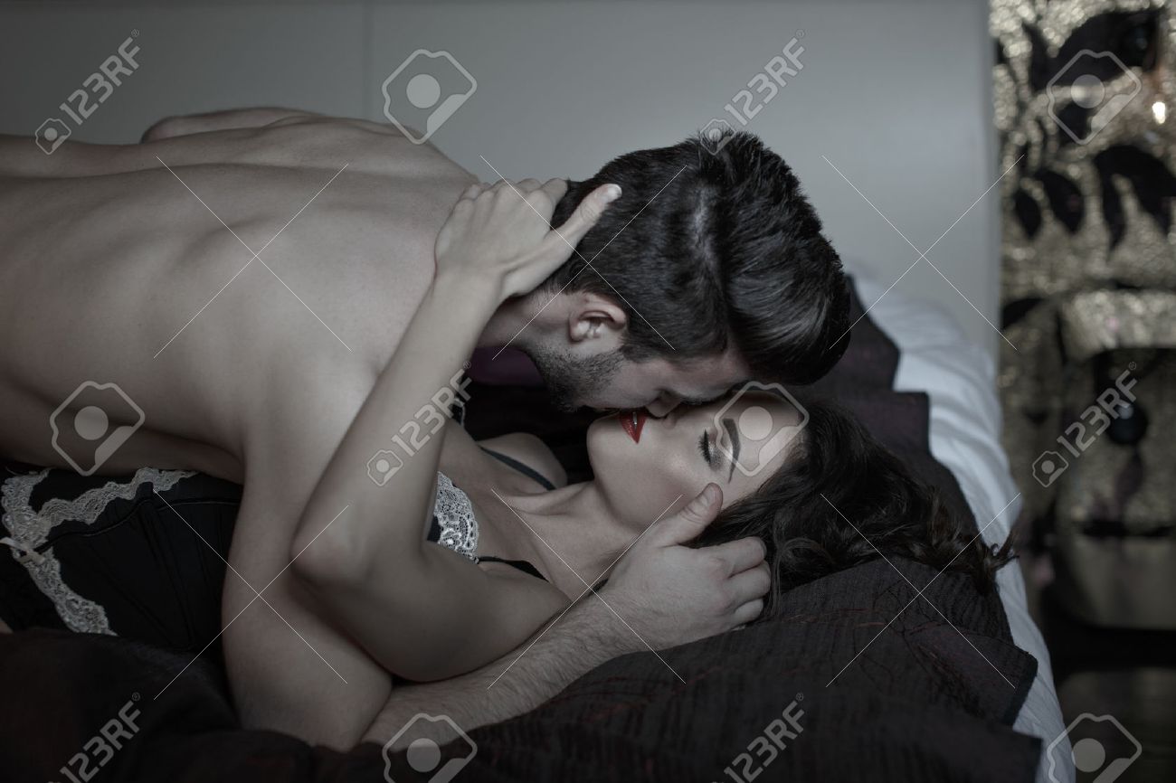 情熱的なカップルが夜にベッドの中でキス の写真素材・画像素材. Image ...