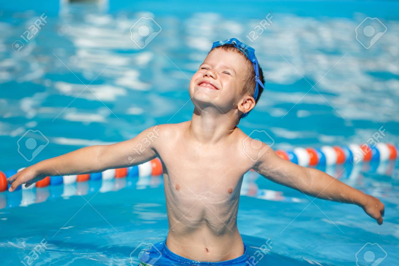 屈託のない少年の広がるプールで腕夏の休日 の写真素材 画像素材 Image