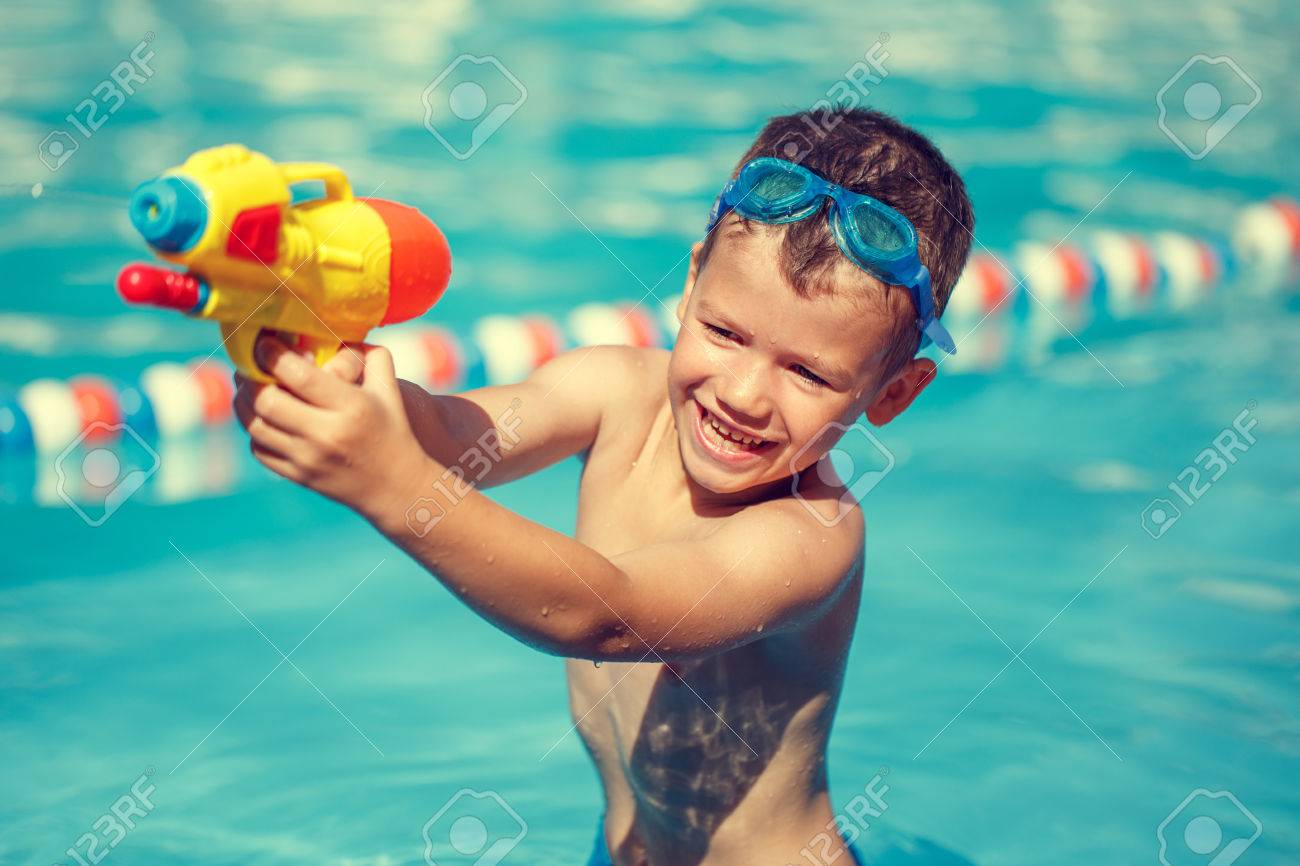 Peu De Tir Avec Pistolet à Eau Dans La Piscine Garçon Style Vintage