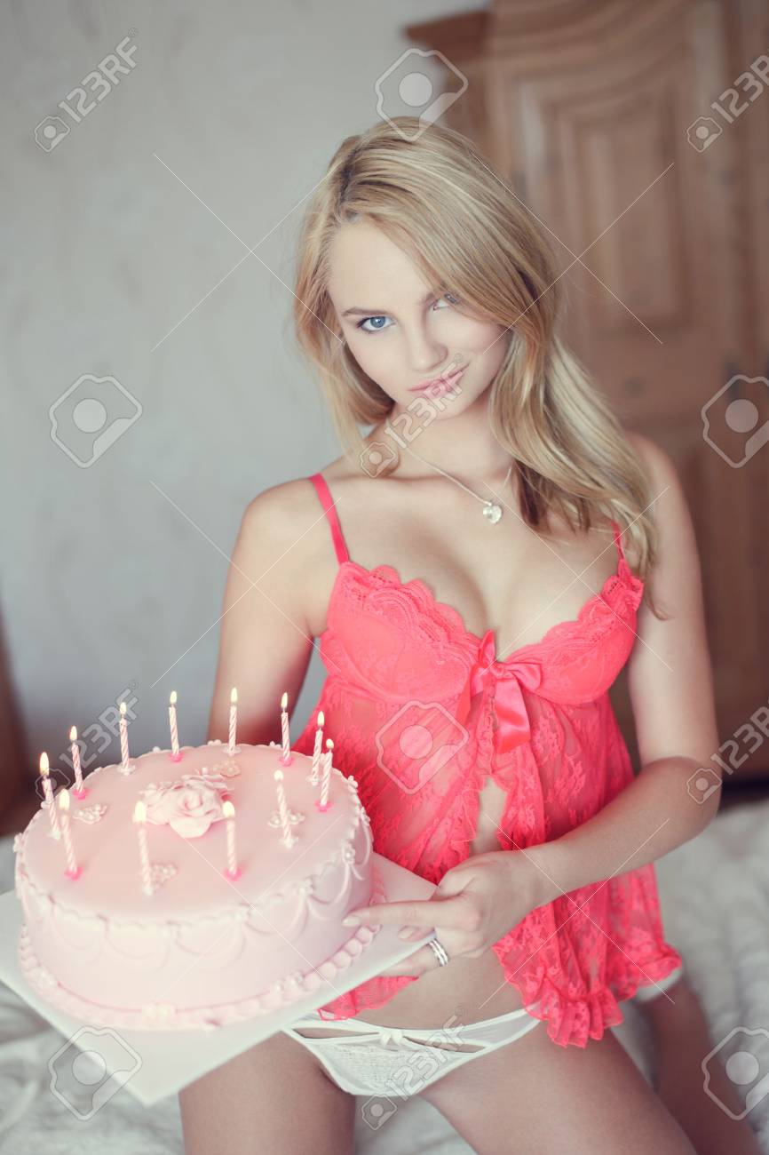 ベッドの上にひざまずく誕生日ケーキでセクシーな金髪女性 の写真素材 画像素材 Image 4439