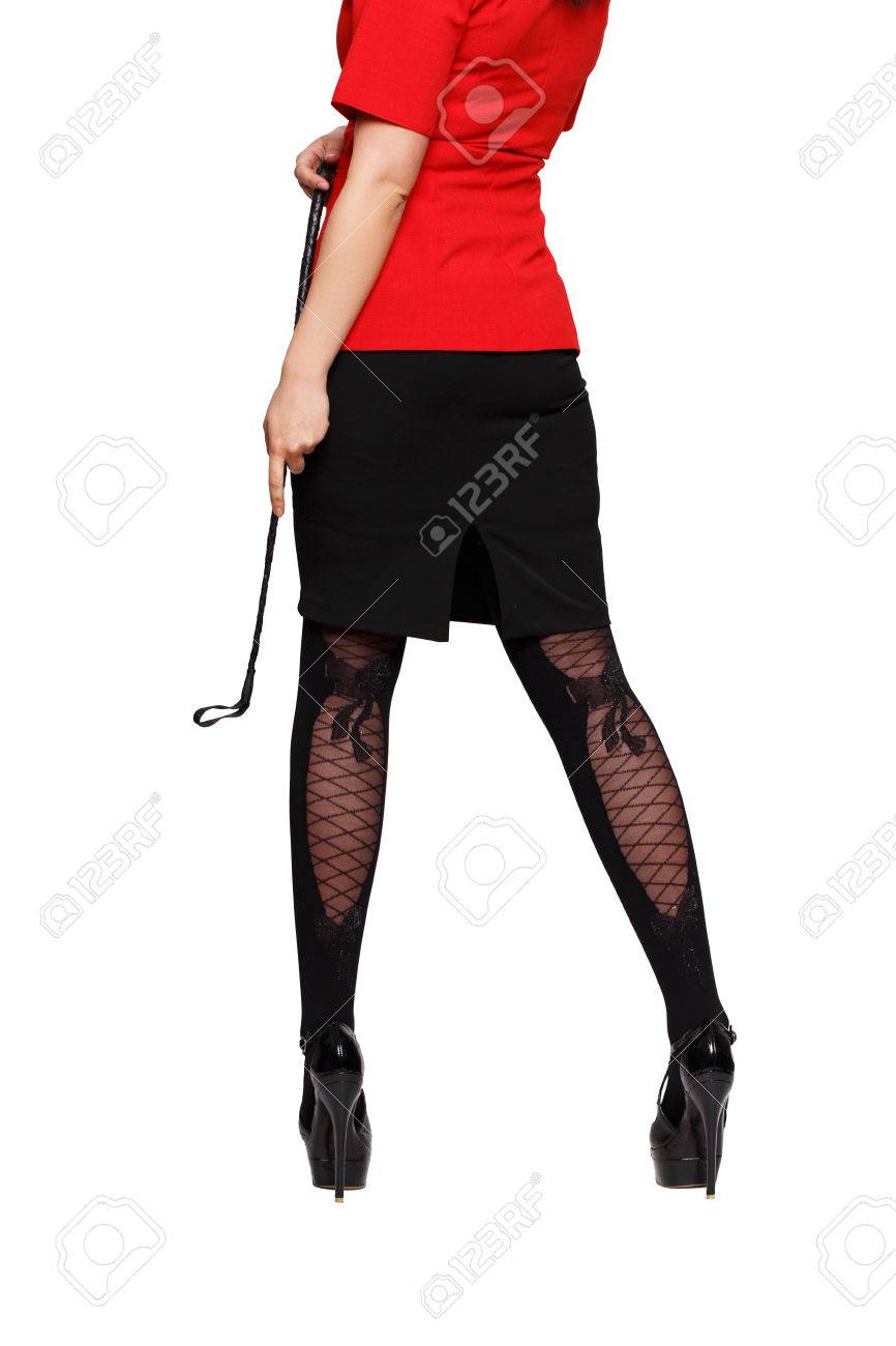 パンストミストレス 赤いシャツ、黒のスカート、鞭とハイヒール、bdsm のセクシーな女性ミストレス ボディ。白で隔離の写真素材・画像素材 Image 57890793