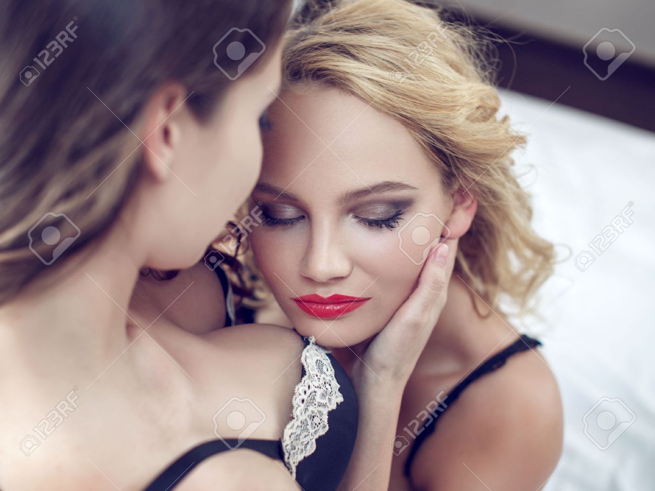 Immagini Stock - Sexy Amanti Lesbiche Preliminari A Letto, La Sensualità.  Image 59201986