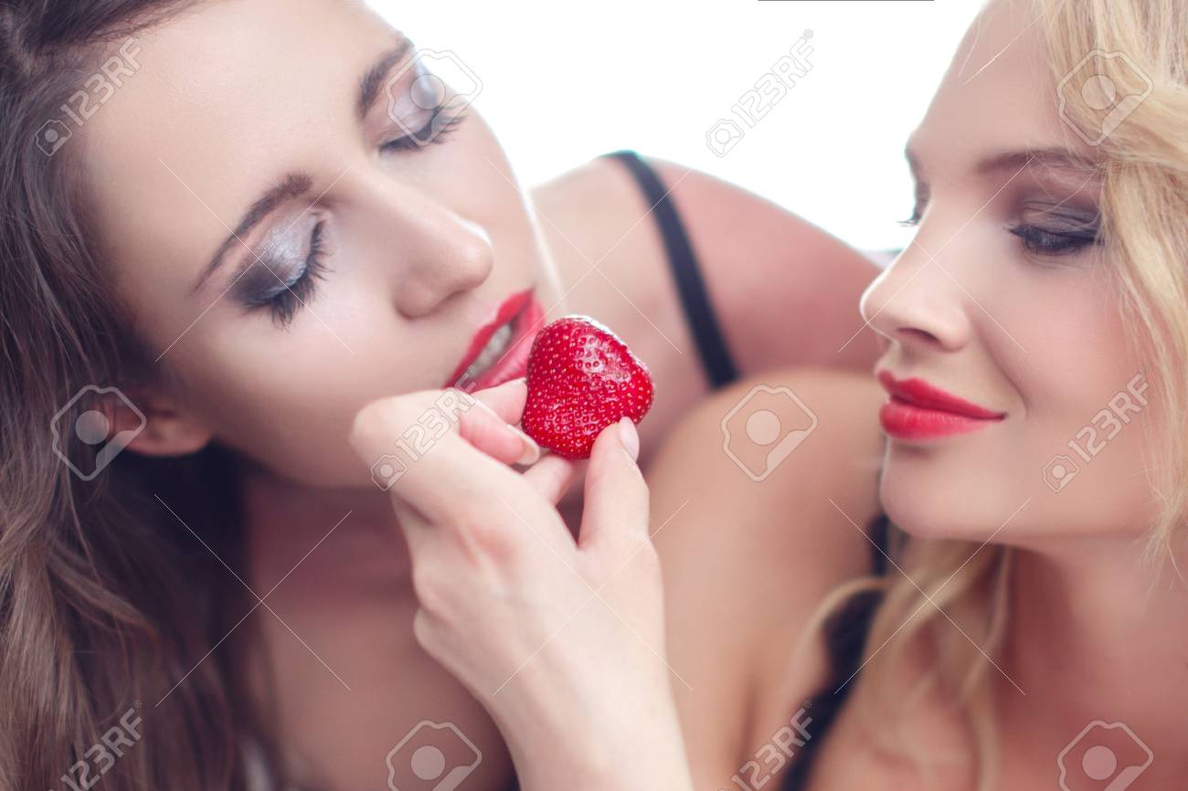 Sexy Lesben und ihr vibrierender Freund Sexy Lesben und ihr vibrierender Freund