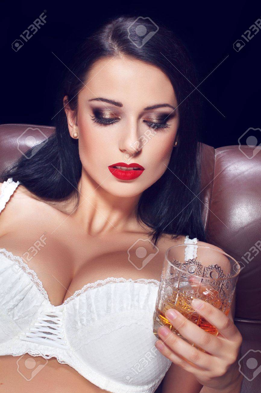 Sexy Mujer Morena Con Tetas Grandes En El Alcohol De Sujeción Del Sujetador  Fotos, retratos, imágenes y fotografía de archivo libres de derecho. Image  70114005
