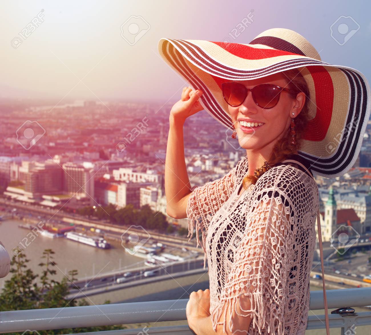 日没 ハンガリーのブダペスト パノラマを楽しむ若い女性 の写真素材 画像素材 Image