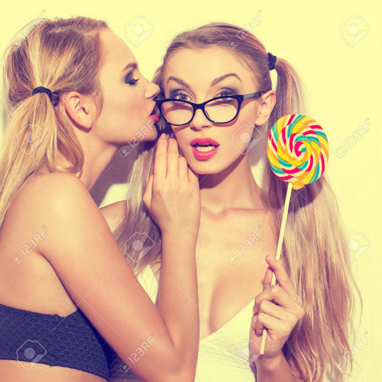 Sexy Lesben und ihr vibrierender Freund Sexy Lesben und ihr vibrierender Freund
