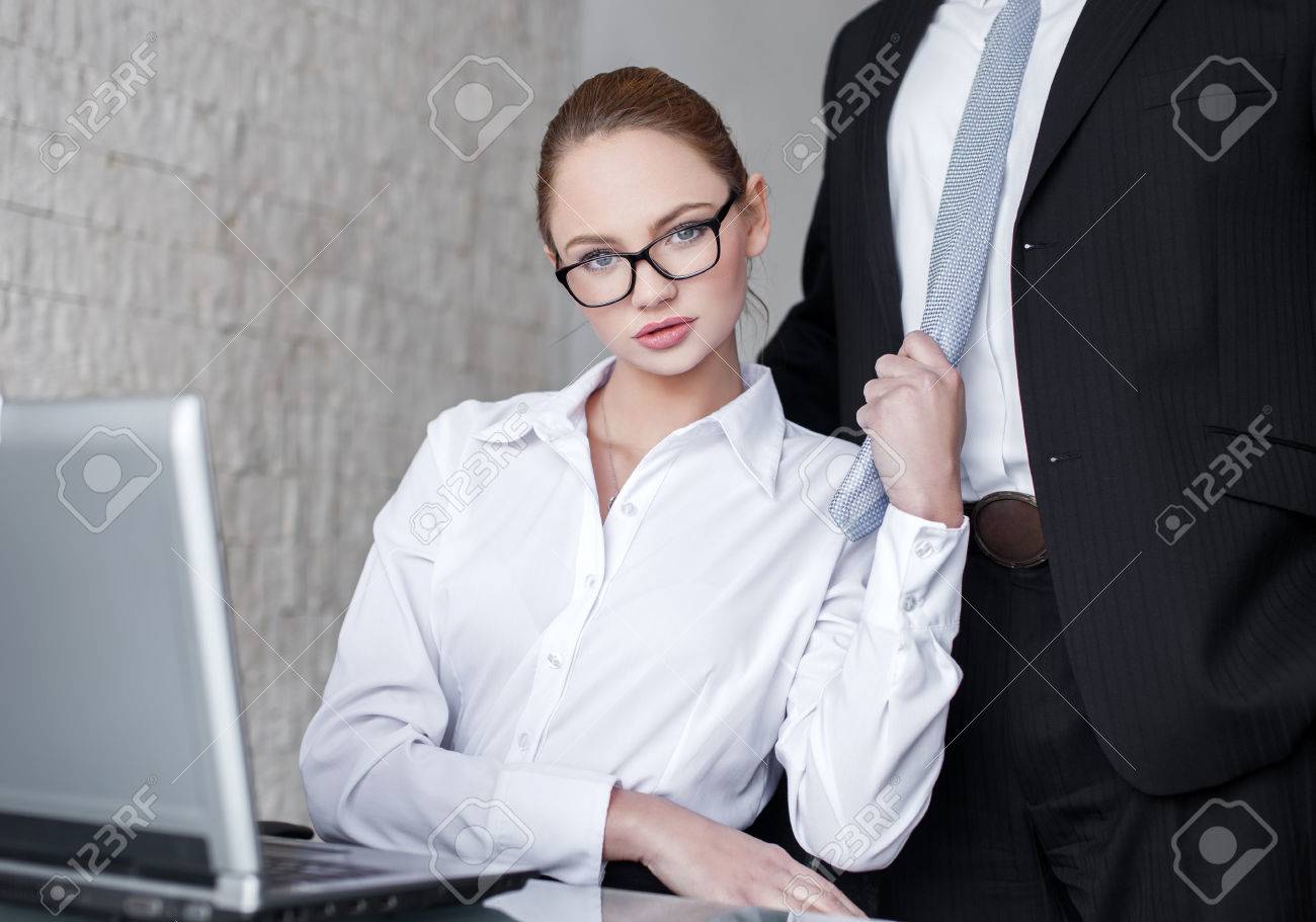 Chef legt seine Sekretärin auf dem Schreibtisch flach Chef legt seine Sekretärin auf dem Schreibtisch flach