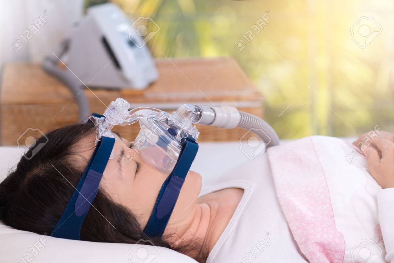 閉塞性睡眠時無呼吸症候群治療 Cpap とマスクを身に着けている女性 Cpap Continuos 陽圧療法 幸せで健康な年配の女性は彼女の背中 を睡眠中にいびきをかかないでより簡単に呼吸します の写真素材 画像素材 Image 80000190