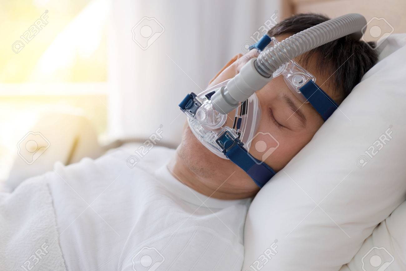 睡眠時無呼吸症候群治療 Cpap とマスクをかぶってベッドで寝ている男 深く いびきをかかないで彼の背中で幸せ睡眠健康な年配の男性 の写真素材 画像素材 Image 睡眠時無呼吸症候群治療 Cpap とマスクをかぶってベッドで寝ている男 深く いびきをかかないで彼の背中で幸せ睡眠健康な年配の男性 の写真素材 画像素材 Image