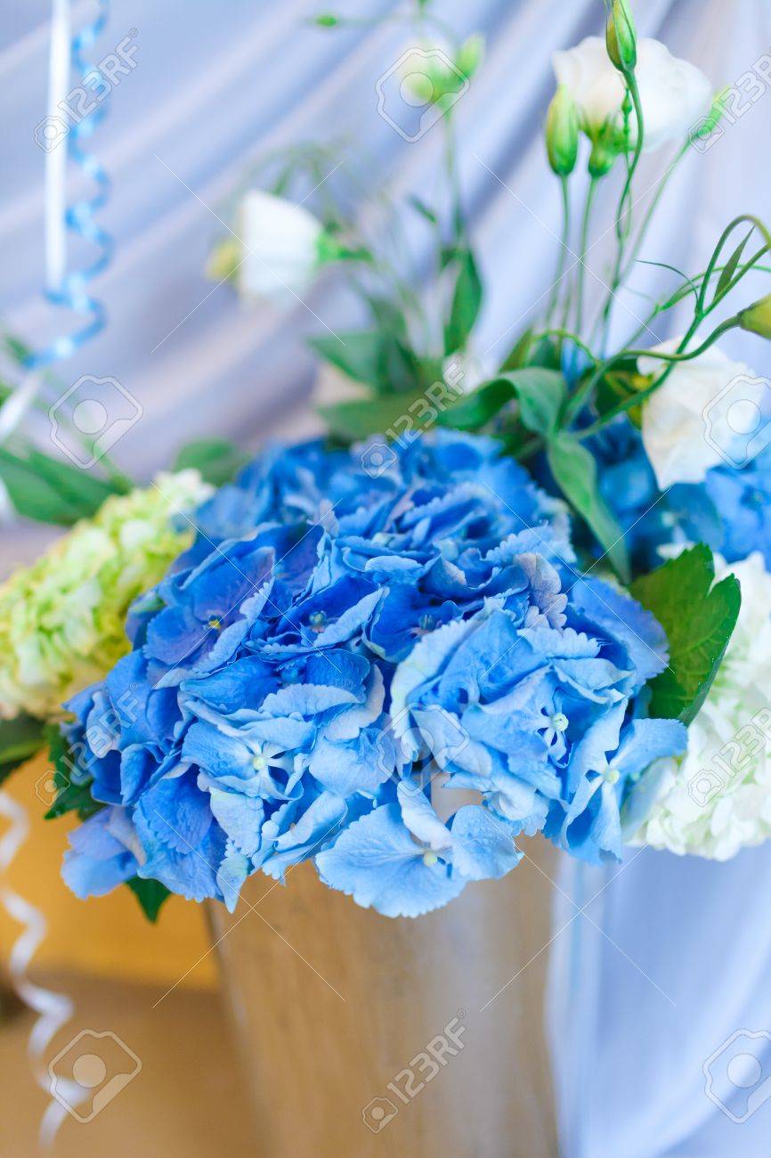 Bouquet De Fleurs Blanches Et Bleues Dans Un Vase De Métal