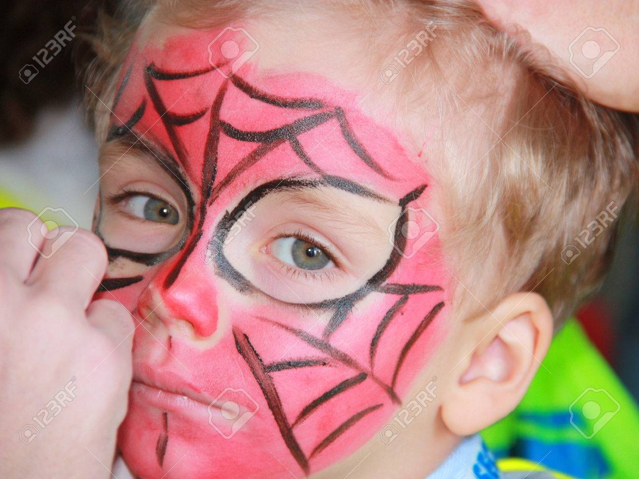 美しいブロンドの髪スパイダーマンの顔の絵の小さな男の子 の写真素材 画像素材 Image