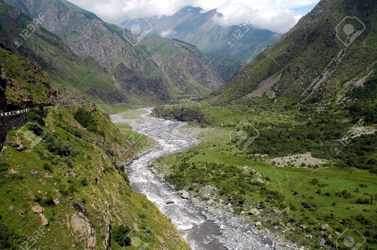グルジア軍用道路 コーカサス山脈 グルジアとロシア間のボーダー の写真素材 画像素材 Image